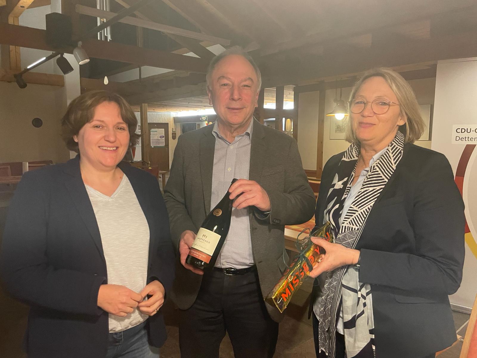 Sabine Janning und Reinhold Halder bergaben Martin Seif Prsente als Dankeschn